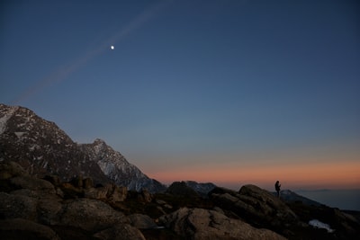 轮廓的山脉在夜间
